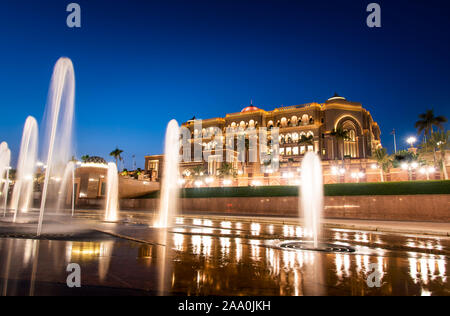 Abu Dhabi, Emirats Arabes Unis - Novembre 1, 2019 : l'Emirates Palace à Abu Dhabi reflétée au niveau du rez-de-fontaine à l'heure bleue Banque D'Images