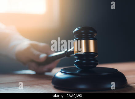 Une partie de la main de l'homme en frappant le maillet Banque D'Images