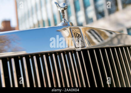 Gros plan sur l'insigne et le grill d'une voiture de luxe Rolls Royce dans l'ouest de Londres Banque D'Images