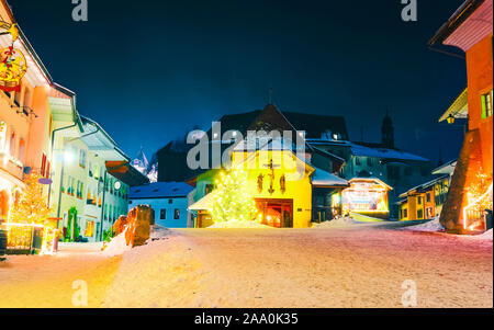 Gruyeres village ville nouvelle nuit d'hiver en Suisse Banque D'Images