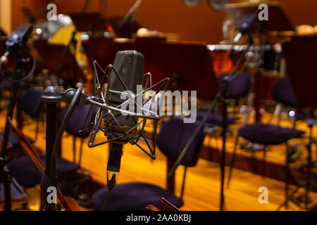 Microphone avec un stand de près. Instruments de l'Orchestre Philharmonia en. Prague, 15.11.2019 Banque D'Images