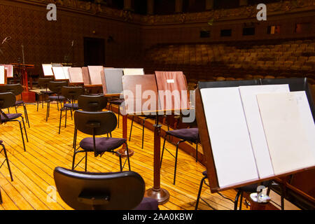 Livres et musique avec des feuilles de notation musicale sur l'est prête à le concert. L'équipement de l'Orchestre Philharmonia de Prague, 15.11.2019 Banque D'Images