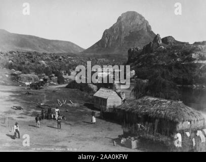 Paysage noir et blanc photographie du Atiamuri village sur la rive du fleuve Waikato avec vue sur le mont Pohaturoa en arrière-plan, District de Rotorua, Nouvelle-Zélande, par le photographe Frank Coxhead, 1885. À partir de la Bibliothèque publique de New York. () Banque D'Images