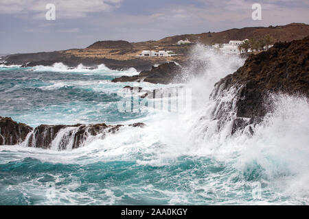 Vagues qui s'écrasent sur les rochers, Charco del Palo, Haría, îles Canaries Banque D'Images