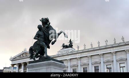 Vienne, Autriche, 9-octobre, 2017 : l'extérieur de la statue de tamer bâtiment du parlement européen à Vienne Banque D'Images