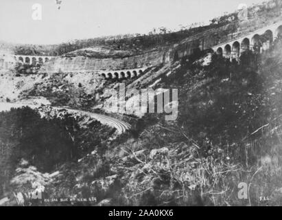 Paysage noir et blanc photographie du Zig Zag Railway sur le flanc ouest de la région des Montagnes Bleues de la Nouvelle Galles du Sud, Australie, par le photographe Frank Coxhead, 1885. À partir de la Bibliothèque publique de New York. () Banque D'Images