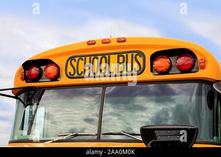 Classic American School Bus jaune, détail contre ciel vu sur Power Truck Show. Alaharma, Finlande. Le 9 août 2019. Banque D'Images