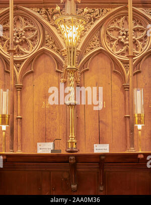 Lampe électrique sur les stalles du chœur dans la cathédrale médiévale d'anglais à Winchester, en Angleterre. Banque D'Images