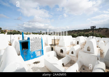 Fes, Maroc. Le 9 novembre 2019. Le livre blanc des tombes dans le cimetière juif Banque D'Images