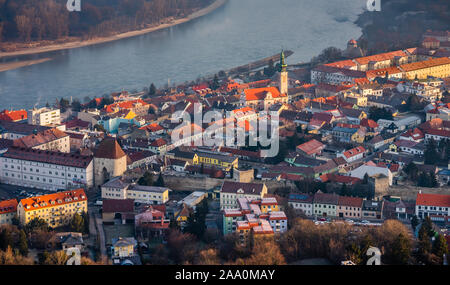 Détail d'une petite ville près d'une rivière au lever du soleil. Hainburg an der Donau, Autriche. Banque D'Images