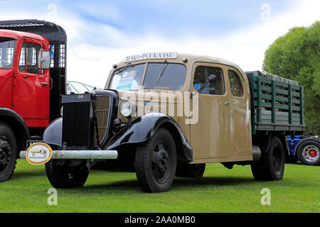 50-157 Ford année 1935 camionnette avec générateur de gaz de bois à l'écran. Le gaz de bois combustible a été largement utilisé pendant la Seconde Guerre mondiale. Alaharma, Finlande. Aug 9, 2019. Banque D'Images
