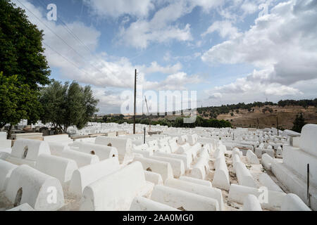 Fes, Maroc. Le 9 novembre 2019. Fes, Maroc. Le 9 novembre 2019. Le livre blanc des tombes dans le cimetière juif Banque D'Images