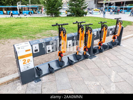 Moscou, Russie - le 7 juillet 2019 : : Parking de la location scooter de coup à la rue de ville en été Banque D'Images