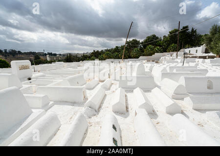 Fes, Maroc. Le 9 novembre 2019. Le livre blanc des tombes dans le cimetière juif Banque D'Images