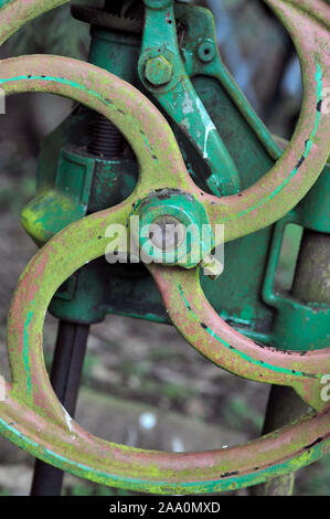 La roue en fonte sur la machine de forage abandonnés vintage Banque D'Images