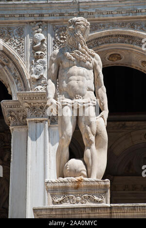 Venise, Italie : une statue de Neptune - le dieu romain de la mer, situé à l'Escalier des Géants au Palais des Doges (Palazzo Ducale). Banque D'Images