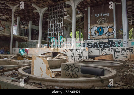 Krk, Croatie, 12 juillet 2019 : abandonnés et détruits hôtel de luxe Palace Haludovo à Malinska, île de Krk, Croatie. Dans les années 1970 et 1980, il a été le Banque D'Images