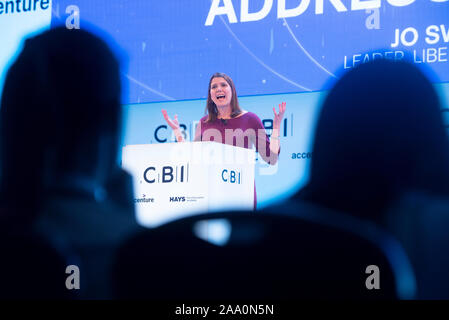 Londres, Royaume-Uni. 18 Nov, 2019. Chef du parti libéral-démocrate britannique Jo Swinson parle lors de la Confédération de l'industrie britannique (CBI) conférence annuelle à Londres, Grande-Bretagne, le 18 novembre, 2019. Dans leur adresse à la Confédération de l'industrie britannique conférence annuelle le lundi, les dirigeants de Les trois principaux partis nationaux très différents Brexit envoyé des messages à une pièce remplie de chefs d'entreprise. Crédit : Ray Tang/Xinhua/Alamy Live News Banque D'Images