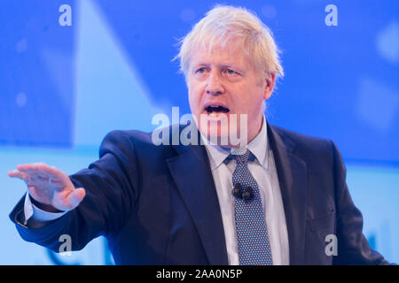 Londres, Royaume-Uni. 18 Nov, 2019. De Premier ministre britannique Boris Johnson parle lors de la Confédération de l'industrie britannique (CBI) conférence annuelle à Londres, Grande-Bretagne, le 18 novembre, 2019. Dans leur adresse à la Confédération de l'industrie britannique conférence annuelle le lundi, les dirigeants de Les trois principaux partis nationaux très différents Brexit envoyé des messages à une pièce remplie de chefs d'entreprise. Crédit : Ray Tang/Xinhua/Alamy Live News Banque D'Images