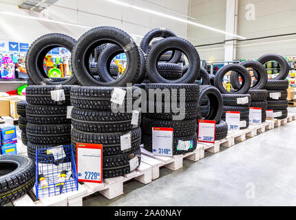 Samara, Russie - le 26 octobre 2019 : l'hiver Les pneus des véhicules empilés en vente dans la chaîne d'hypermarchés. Les nouveaux pneus cloutés à vendre Banque D'Images