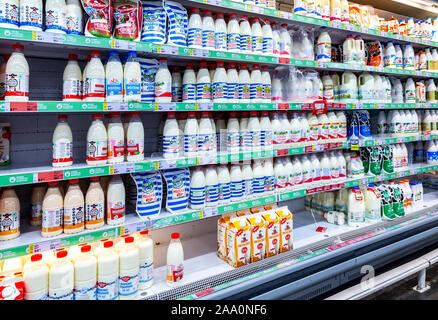 Samara, Russie - le 26 octobre 2019 : divers produits laitiers frais prêt à vendre à l'hypermarché de la chaîne Metro. Lait emballé comme arrière-plan de l'alimentation Banque D'Images