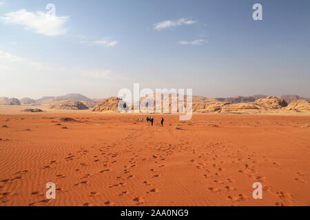 Randonnée Dans Le Désert Vers Jabal Al Gaddar, Wadi Rum Protected Area, Le Gouvernorat D'Aqaba, Jordanie, Moyen-Orient Banque D'Images