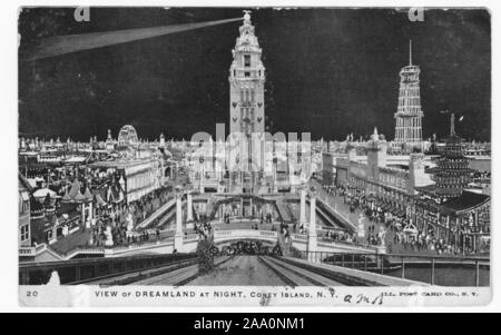 Carte postale gravée d'une vue de la nuit d'un phare entouré par tours et immeubles dans le parc d'attractions Dreamland sur Coney Island, New York City, publié par l'illustre la carte postale, 1905. À partir de la Bibliothèque publique de New York. () Banque D'Images