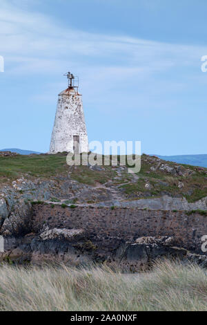 Balise sur l'île Llanddwyn, Anglesey, au nord du Pays de Galles, Royaume-Uni Banque D'Images