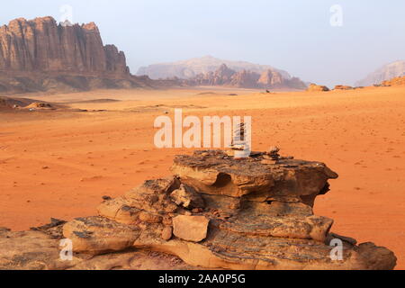 Jabal al Qattar, zone protégée de Wadi Rum, Aqaba, Jordanie Gouvernorat, Moyen-Orient Banque D'Images