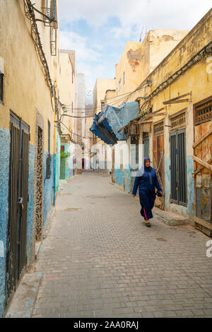 Fes, Maroc. Le 9 novembre 2019. Femmes marchant dans les rues étroites dans le vieux quartier juif Banque D'Images