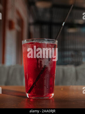 Le jus de canneberges Limonade sur la table in restaurant Banque D'Images