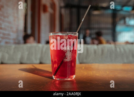 Le jus de canneberges Limonade sur la table in restaurant Banque D'Images