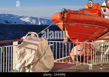 Bergen Norvège Europe - 21 mars 2017 : un sauvetage sur le navire de croisière Hurtigruten avec une montagne enneigées en arrière-plan Banque D'Images