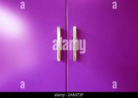 Portes de placard en bois Violet Couleur texture background retro design moderne Banque D'Images