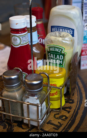 Aberystwyth, Ceredigion/UK 11 Novembre 2019 : La nourriture condiments dans une cage de transport sur une table dans un pub wetherspoons Banque D'Images