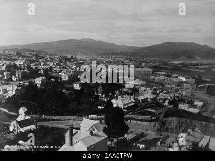 Photographie noir et blanc photographie paysage urbain de la ville de Dunedin avec une chaîne de montagnes en arrière-plan, dans l'île du Sud, Nouvelle-Zélande, par le photographe Frank Coxhead, 1885. À partir de la Bibliothèque publique de New York. () Banque D'Images