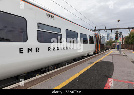 East Midlands classe de chemin de fer 158 sprinter express train à la plate-forme de Manchester Piccadilly avec 14 Peterborough à un train de Liverpool Lime Street Banque D'Images