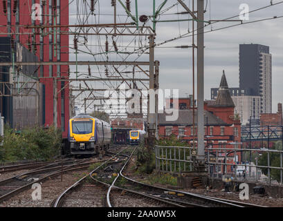 Classe d'Arriva Trains Northern rail 195 passant sur la voie 2 en fer encombrés, Castlefield Manchester à Manchester Oxford Road / 874-6448 Banque D'Images