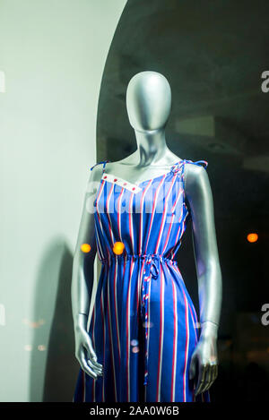 Mannequin debout dans l'affichage de la fenêtre du magasin de vêtements décontractés pour femmes. Close-up d'un mannequin en plastique. Banque D'Images