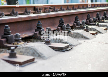 En venant de train. Voie de chemin de fer. Rails et traverses de chemin de close-up. Boulons de fer et les connexions. Arrière-plan de chemin de fer. Passage à niveau. Banque D'Images