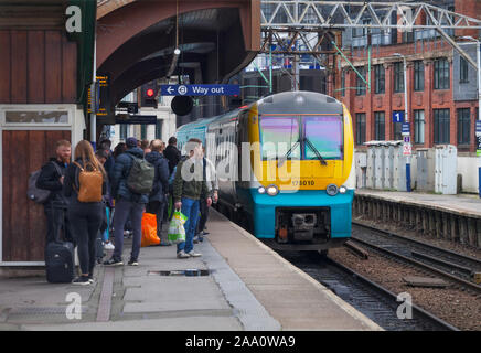 Transport pour le pays de Galles 175 classe train arrivant à la Manchester Oxford Road station avec les passagers en attente sur la plate-forme Banque D'Images