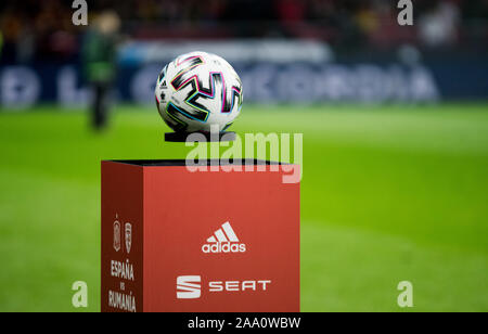 Madrid, Espagne. 18 Nov, 2019. Le ballon du match au cours de match de football de l'UEFA Euro 2020 entre l'Espagne et la Roumanie de qualification à Wanda Metropolitano Stadium le 18 novembre 2019 à Madrid, Espagne. Crédit : David Gato/Alamy Live News Banque D'Images