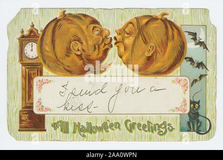 Carte postale illustrée intitulée 'Tous les messages d'halloween' avec une illustration de deux citrouilles d'Halloween à l'embrasser, avec une horloge sur la gauche et un chat noir et trois chauves-souris sur le droit, publié par Dreyfuss et Davis Gottschalk, 1908. À partir de la Bibliothèque publique de New York. () Banque D'Images