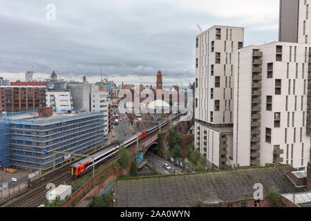 East Midlands Railway classe 158 trains passant par Manchester Oxford Road sur la ligne de chemin de fer encombrée du couloir castlefield dans le centre de Manchester Banque D'Images