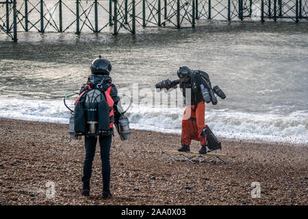 Richard Browning "Iron Man", fondateur de gravité Industries, effectue un vol record dans son corps-à réaction contrôlée plus convenir à la jetée de Brighton. Banque D'Images