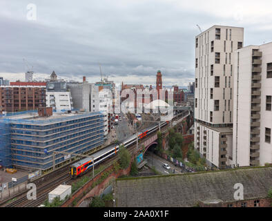 East Midlands Railway classe 158 trains passant par Manchester Oxford Road sur la ligne de chemin de fer encombrée du couloir castlefield dans le centre de Manchester Banque D'Images