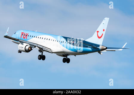 Un Embraer 190-moteur à l'avion de passagers de TUI Fly la Belgique à l'Aéroport International d'Anvers. Banque D'Images