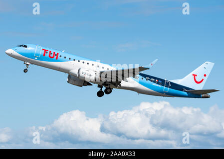 Un Embraer 190-moteur à l'avion de passagers de TUI Fly la Belgique à l'Aéroport International d'Anvers. Banque D'Images