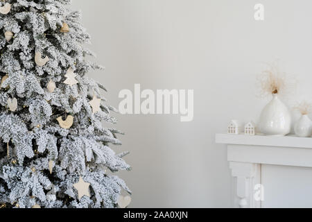 L'intérieur de l'an dans des couleurs vives. Arbre de Noël, des jouets, une cheminée blanche. Banque D'Images