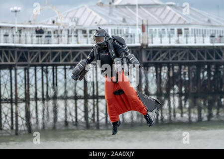Richard Browning "Iron Man", fondateur de gravité Industries, effectue un vol record dans son corps-à réaction contrôlée plus convenir à la jetée de Brighton. Banque D'Images